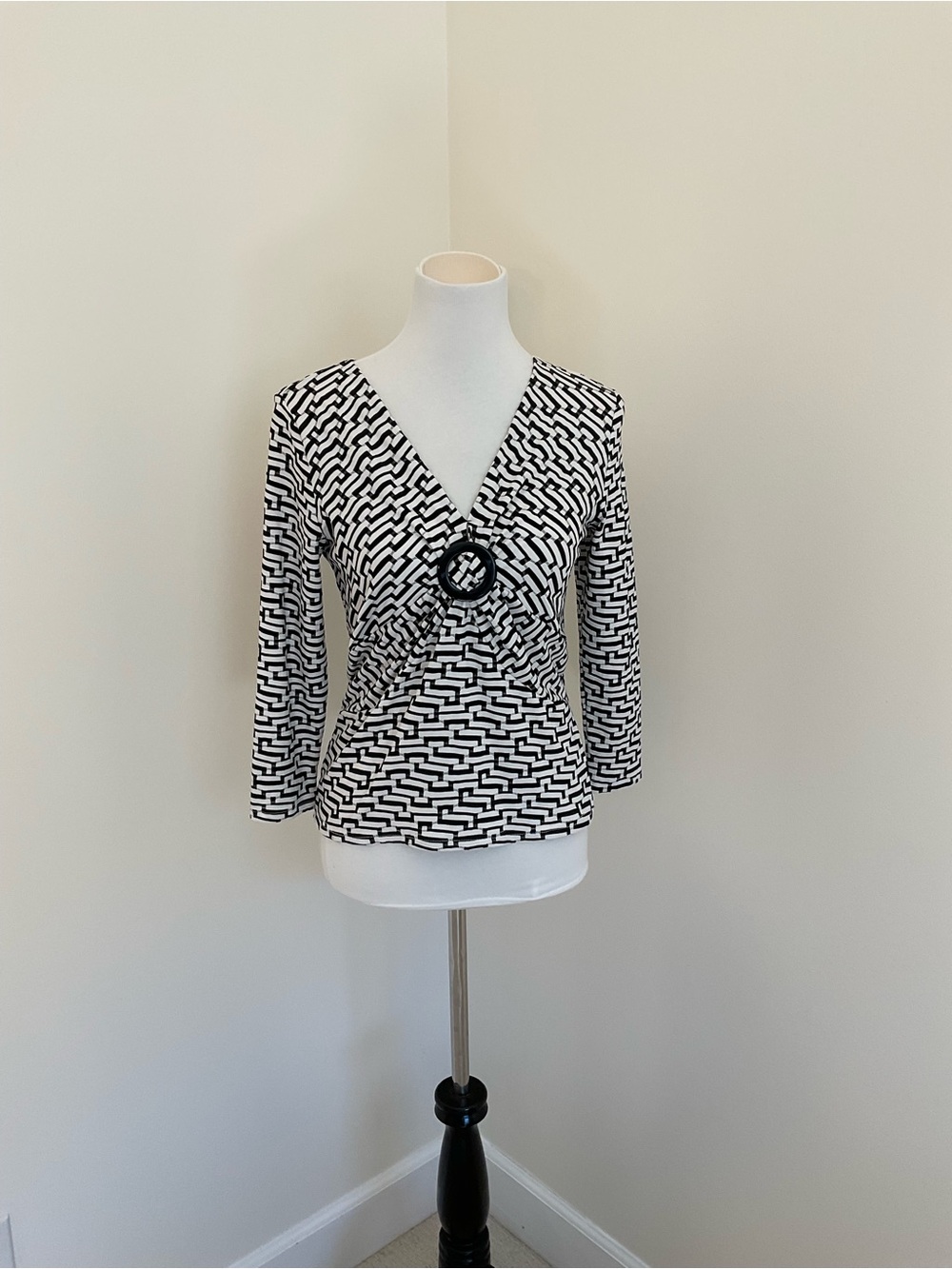 RAFAEL Petite Black and White Geometric Fitted V-neck Top